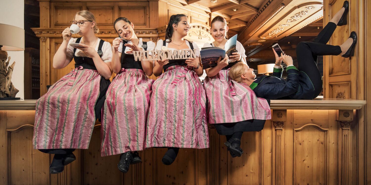 Gruppenbild der Rezeptions-Mitarbeiter des Bayerwaldhofs